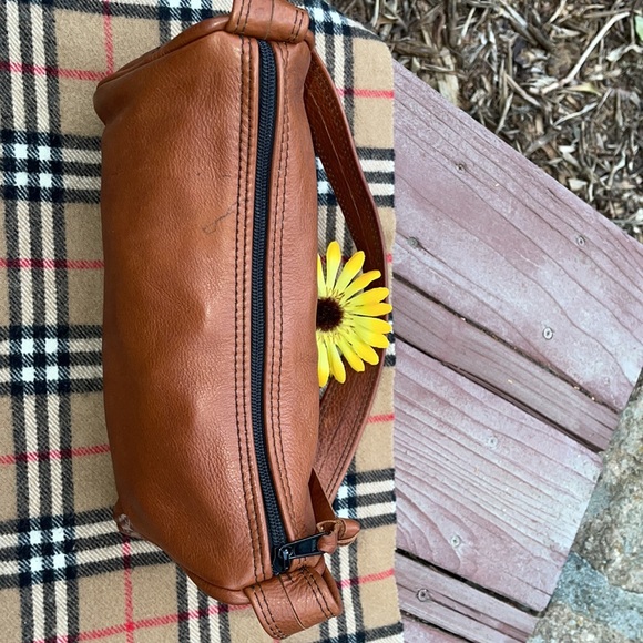 🌺 ARTISAN; British Tan Leather Handmade Timeless Shoulder Bag; 3” x 7” x 11!” - Picture 8 of 12
